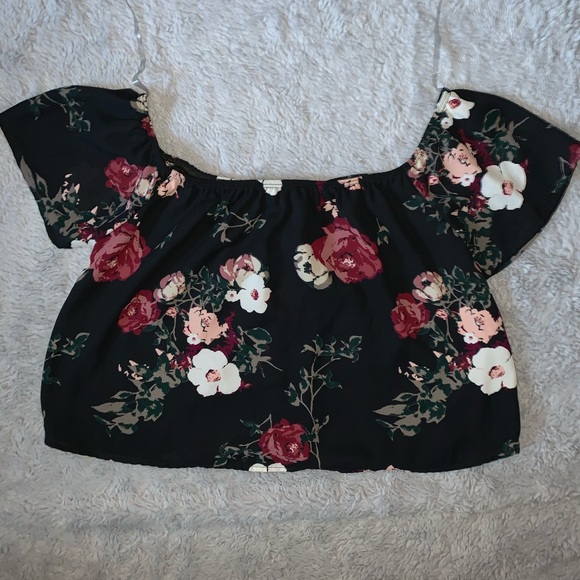 Off the shoulder flower crop top - Picture 3 of 4